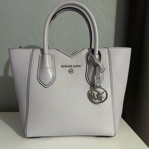 NWOT!! BRAND NEW Michael Kors grey cross body with optional hand strap!